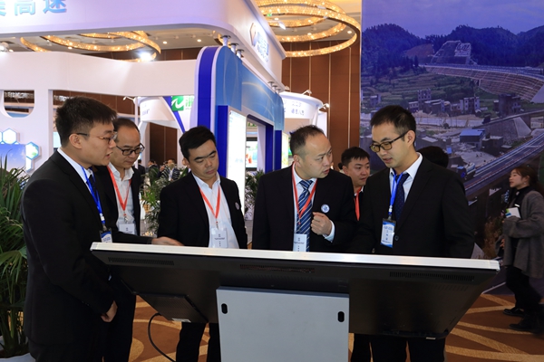 与会代表到柳州黔桥展位交流 (3).JPG