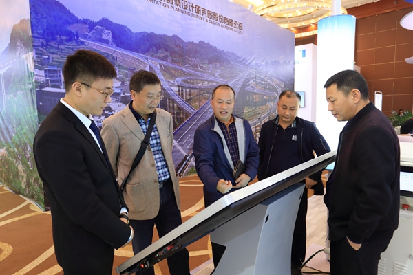 与会代表到柳州黔桥展位交流 (2).JPG